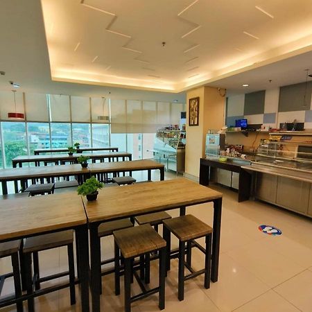 Greenwindows Hotel Davao Bagian luar foto