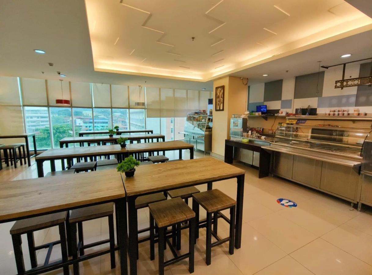 Greenwindows Hotel Davao Bagian luar foto