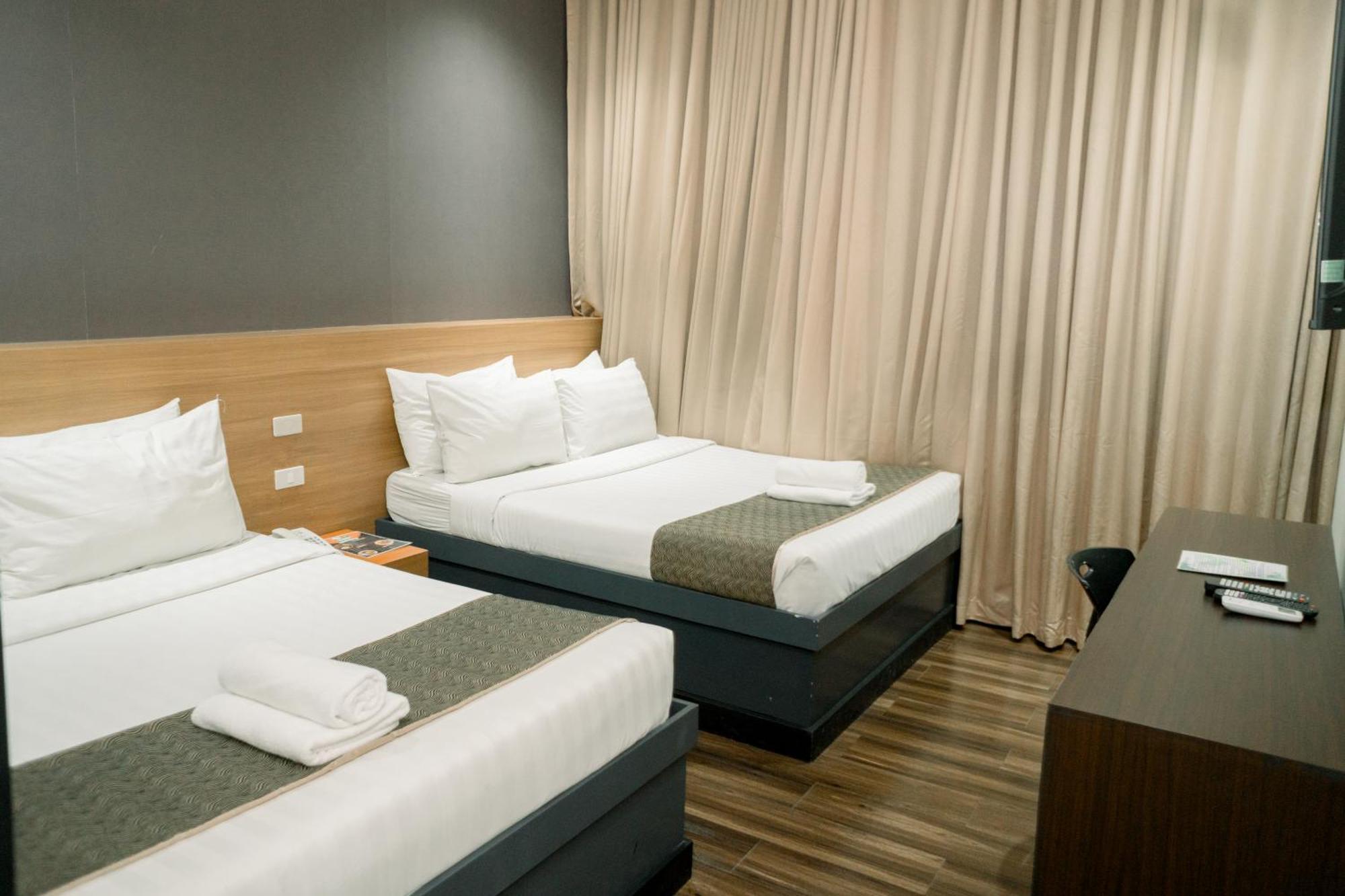 Greenwindows Hotel Davao Bagian luar foto